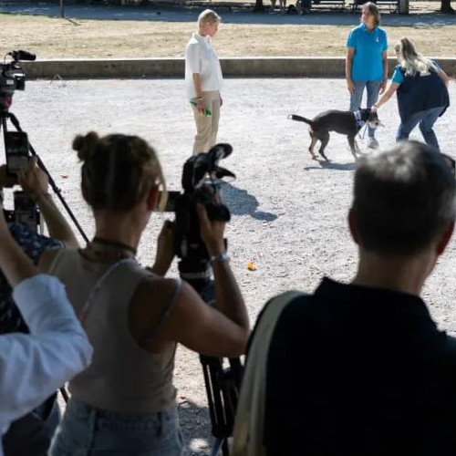 Claudia Bucher mit Kamera im Einsatz